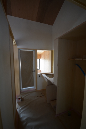 眺望の良いサワラ板張りの浴室