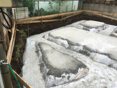 梅雨の合間の基礎工事
