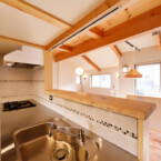 シンプルなキッチンと暖かみのあるタイル