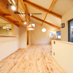 大きな梁がアクセントの開放的なリビングダイニング