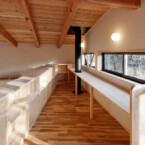 南面の窓辺に設置した大きなカウンターで、眼下に自然林を眺めながらゆったりと読書をするのも楽しい