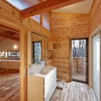 主寝室、バルコニーとつながる二階洗面室は開放感と利便性を両立