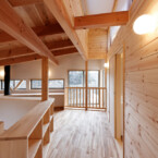 階段上には大量の蔵書も保管できる家族の書斎。明るい廊下を介して主寝室、子供部屋とつながる