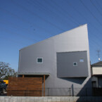 金属外壁とナチュラルな居住空間の融合 金属サイディングのアウターシェル