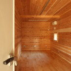 10帖の広さを持つ防音室も内装は全面無垢材 板張りの防音室