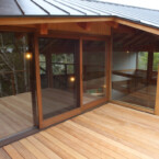 木製のサッシとFIX窓を左右に設けている