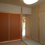 第二の客間は和室
イサムノグチの照明と襖の落ち着いた配色が訪れる人もてなしてくれる 落ち着いた雰囲気の和室