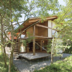 緑に囲まれた山荘。鳥のさえずりが聞こえてきそう。