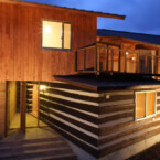 ゼブラ模様が印象的なアプローチ ライトアップしたゼブラ模様の建物