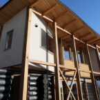 伸びやかな屋根のウェーブが雄大な八ヶ岳連峰と重なる