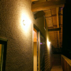 ベランダのライトアップで軒裏が照らし出される