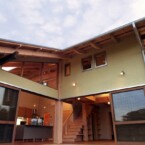 ウッドデッキとバリアフリーでつながるLDK 大活躍しそうなデッキへは、キッチンからもリビングからも行ける