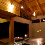 シンク部はトーヨーキッチンのアイランド ライトアップしている高い天井のキッチン