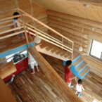 空中散歩をしているような気分になる階段 ロフトから下を見ると部屋の中心にある階段がある