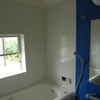 コストパフォーマンスを重視しログハウスにもユニットバスという選択 青と白のユニットバス