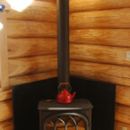 ヨッツールはベイシックなデザインが人気。奥行きがあり大きな薪が入る優れもの、炉台もなるべくシンプルにオーダーメイド ヨツールの薪ストーブと赤のケトル