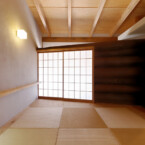 ゲストルームは琉球畳を使用した和室、川のせせらぎと鳥のさえずりが聞こえてくる 和室にログの壁がある落ち着いた空間