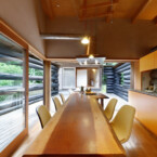 タイガーウッドのIHカウンター・ダイニングテーブルの先には、同じ素材のテーブルがあり、大人数でも対応可能 ダイニング~デッキ~和室の空間が一続きになっている
