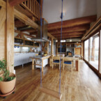 吹き抜けのLDK、丸太にブランコ