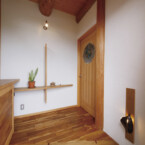 ヨットをイメージしたデザインの飾り棚が出迎える 手作りタイルとチークのフローリング玄関