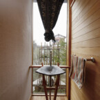 開放感を演出するFIXガラス越しに設置された手洗い 手づくりの陶器にあわせて作った洗面台