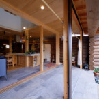 ナチュラルガーデンへ繋がるこの空間は、時には室内、時には室外として利用できる タイル張りのインナーテラス