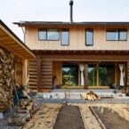 インナーテラス正面には菜園スペース 木造建築の家と薪と家庭菜園の畑