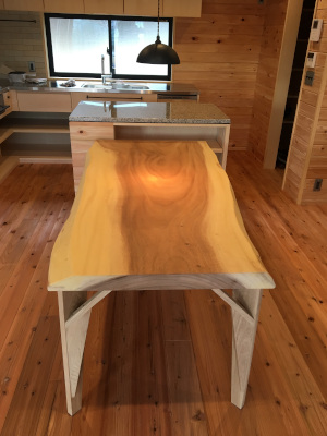 ダイニング・テーブル