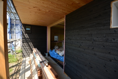 焼杉にヤモリ！