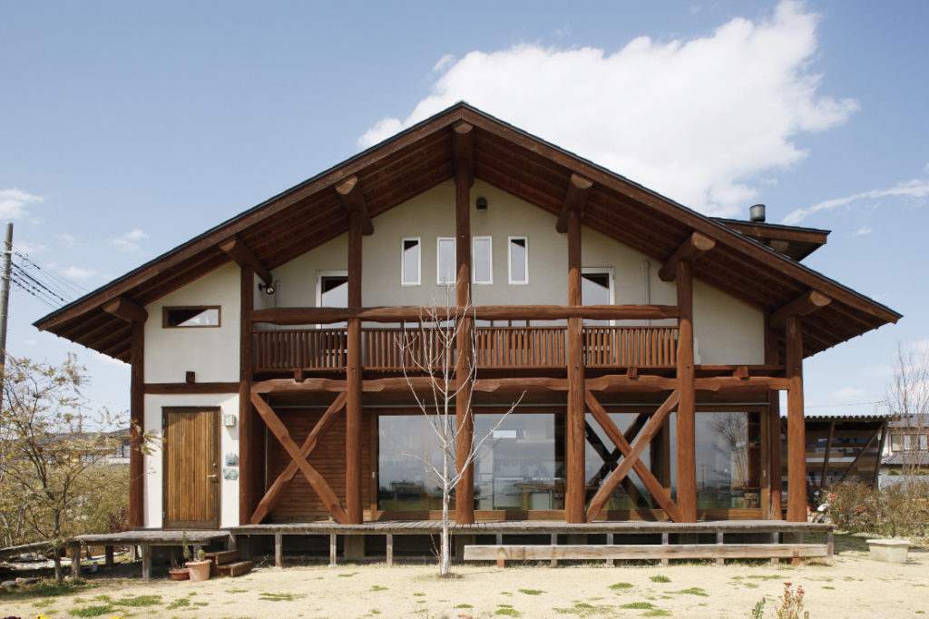 ポストアンドビームのハンドカットログハウス