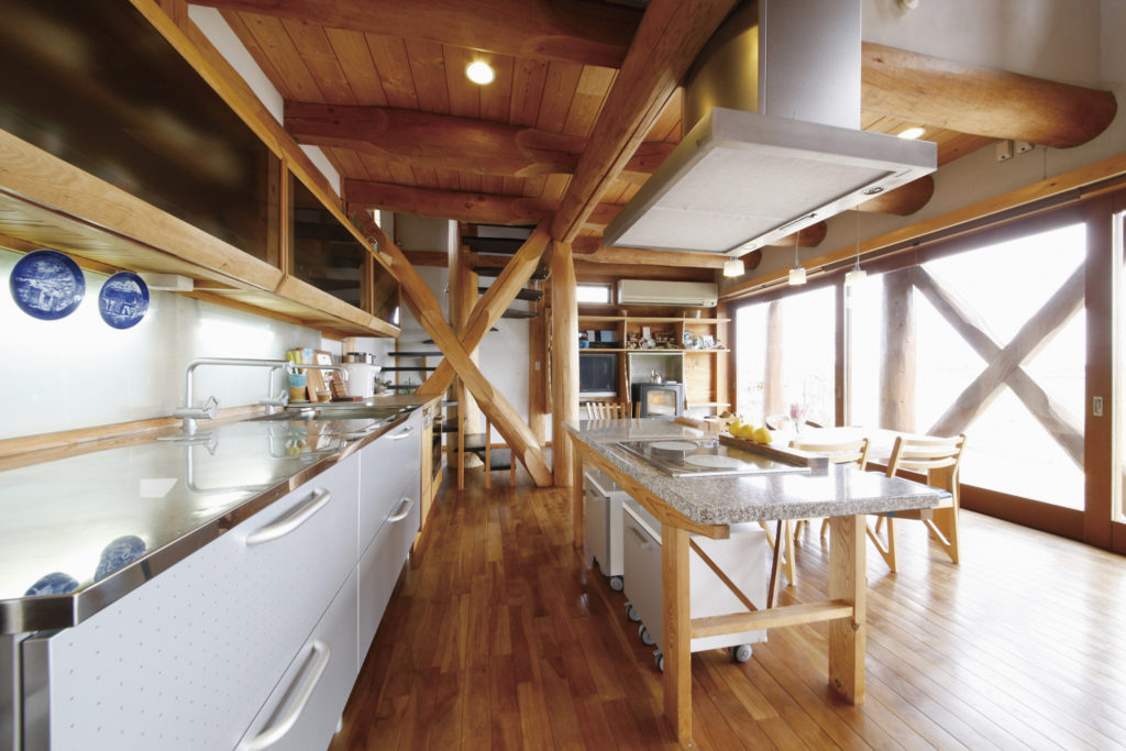 御影石のＩランド型ＩＨカウンターのあるＬＤＫ